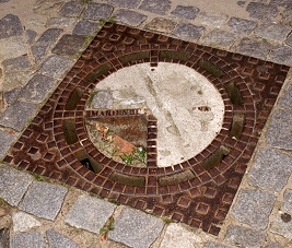 Kanaldeckel aus der Produktion der Marienhütte Kotzenau, entdeckt von Łukasz Kulig im Jahr 2010 in Lubin