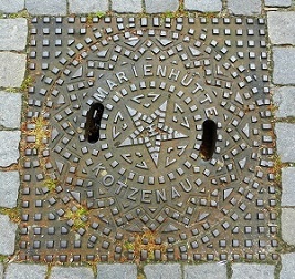 Kanaldeckel aus der Produktion der Marienhütte Kotzenau, entdeckt von Wolfgang Wiek im Jahr 2014 in Zielona Gora