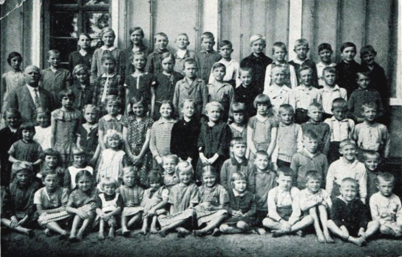 Schule Kriegheide, Jahrgänge 1919-1926, mit Kantor Georg Waschipki, um 1932