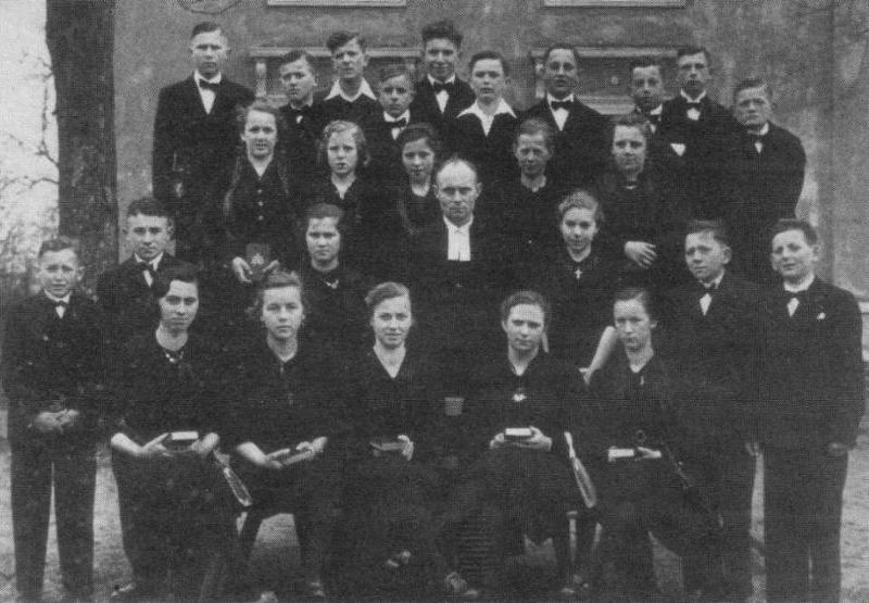 Konfirmation am 16.3.1941 in Kriegheide mit Pfarrer Albrecht Köhler und Konfirmanden aus Kriegheide, Jakobsdorf, Klein Heinzendorf, Parchau und Weißig