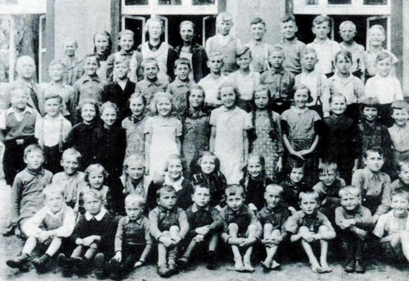 Volksschule Kriegheide mit Kantor Georg Waschipki, 1938