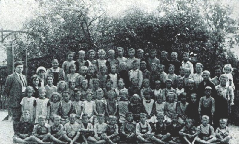 Volksschule Lerchenborn im Jahr 1928