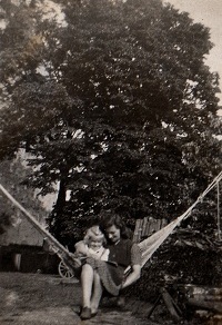 Margarete Helbig mit ihrer jüngsten Tochter Margot