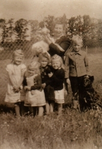 Emma Friese mit den Enkeln Karl-Heinz, Margot, Christine und Gisela und Spielkameraden