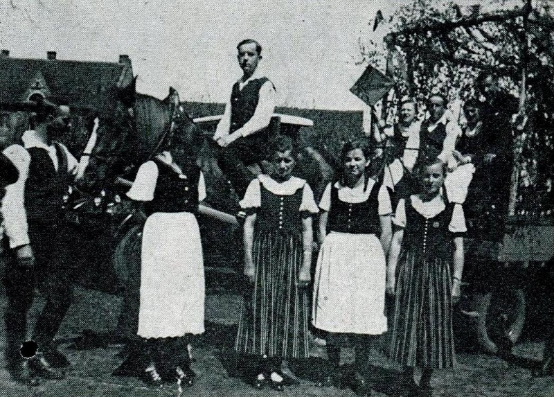 Erntefest der Jungbauernschaft aus Mallmitz, auf dem Wagen in der Mitte Ernst Veit