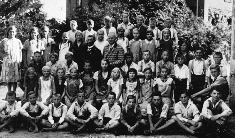 Schüler der Volksschule Mühlrädlitz 5. bis 8. Schuljahr, 1934, mit Kantor Alfred Tschirschwitz und Lehrer Erwin Kupfer 1934