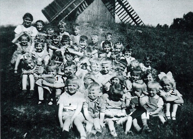 Kindergartenkinder an der Hoffmann-Mühle in Mühlrädlitz 1941