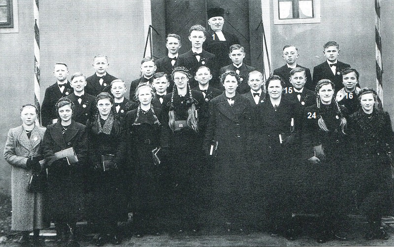 Konfirmanden vor der  Kirche zu Heinzenburg mit Pastor Oswald Wasserkampf (1940)