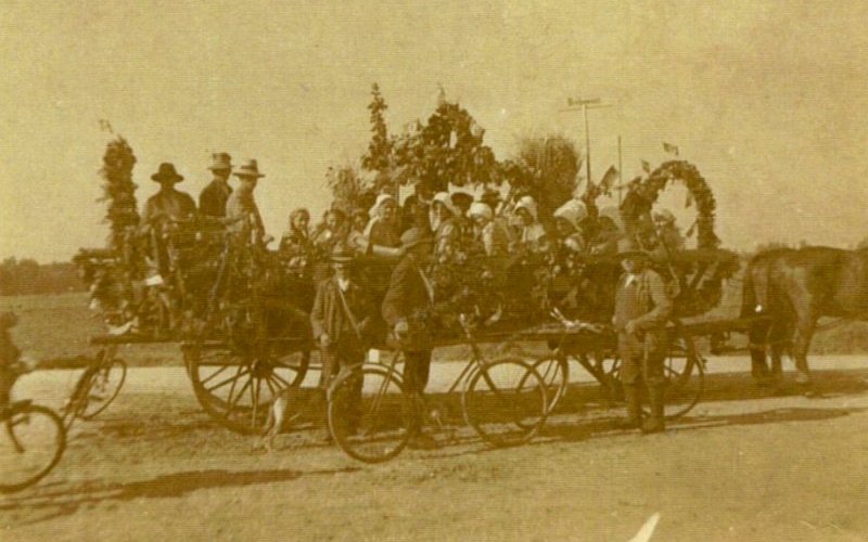 Erntedankfest um 1922, mit Ortsschild Neuhammer und rechts Bürgermeister Karl Neumann