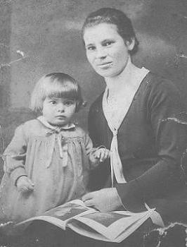 Emma Rothe mit Töchterchen Dora geb. 1927