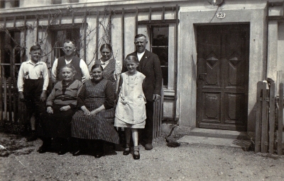 Vor dem Elternhaus von Bürgermeister Karl Neumann