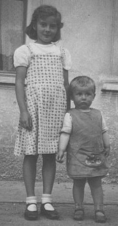 Dora mit Brüderchen Kurt um 1937