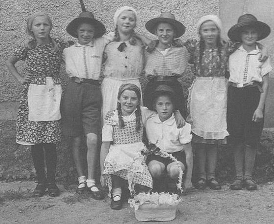 Kinderfest um 1939, Dora vorn links