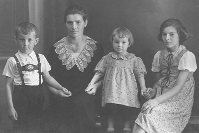 Emma Rothe mit ihren Kindern Kurt, Edith und Dora