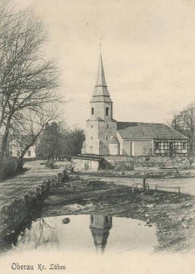 Kirche zu Oberau mit dem beschriebenen Kirchturm und dem Fachwerkanbau