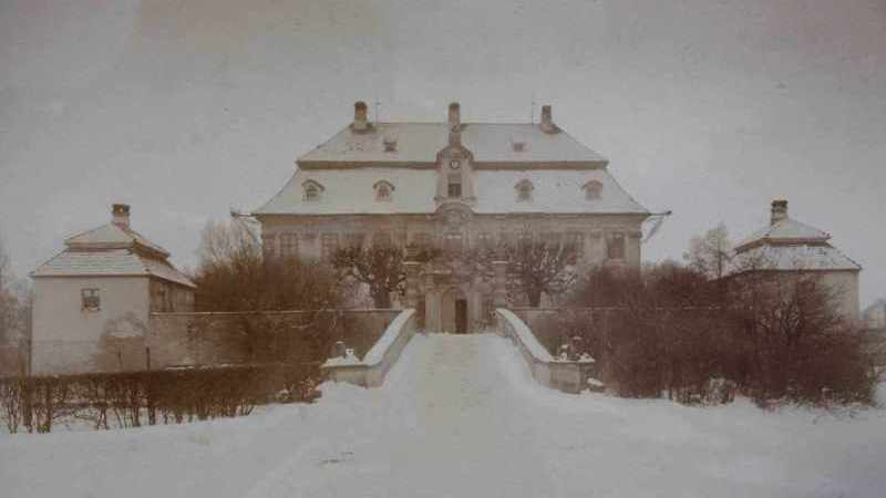 Vorderseite des Schlosses Obergläsersdorf mit Eingangsportal Ende des 19. Jhs.