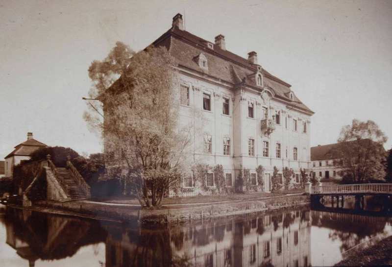 Rückseite des Schlosses gegen Ende des 19. Jhs., als es noch von einem Wassergraben umgegeben war.
