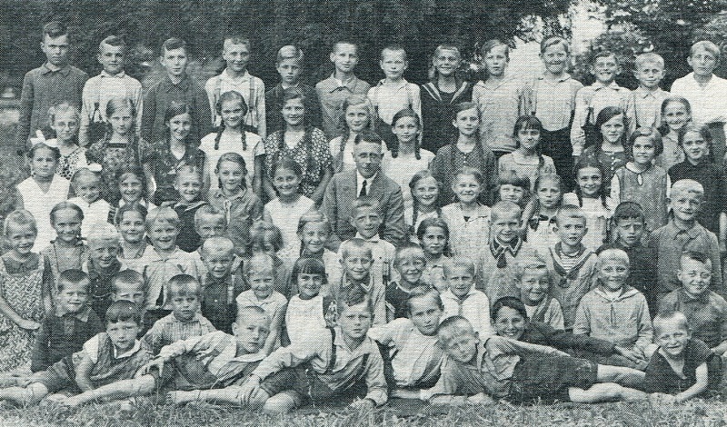 Jahrgänge 1919-1927 der  Volksschule Petschkendorf mit Lehrer und Kantor Wilhelm Gaede im Jahr 1932