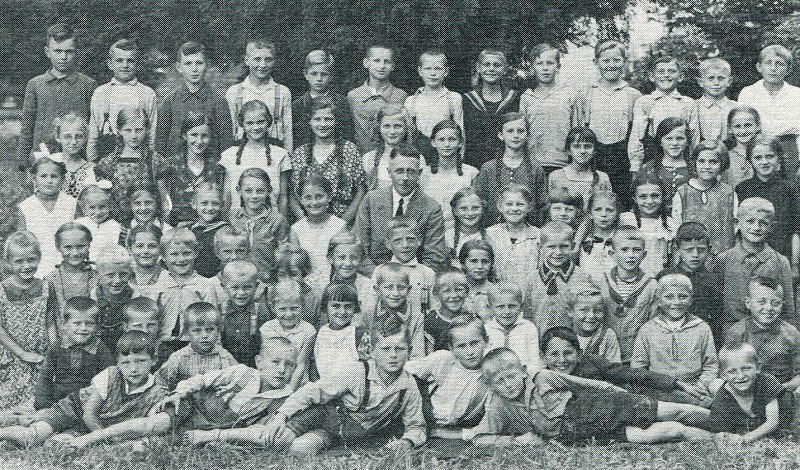 Jahrgänge 1919-1927 der Volksschule Petschkendorf mit Lehrer und Kantor Wilhelm Gaede im Jahr 1932