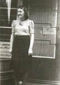 Ingeborg geb. Heppner vor dem Salon Rosenau um 1943