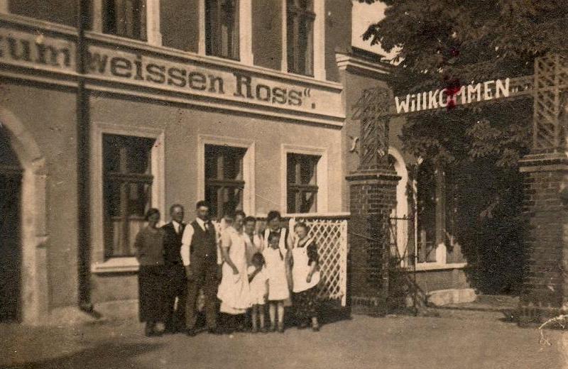 Familie Heppner und Mitarbeiter vor dem Gasthof zum weißen Roß in Kotzenau