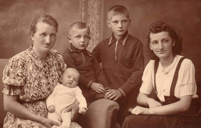 Martha mit ihren Kindern Gerda, Siegfried, Wolfgang und Ingeborg im Jahr 1942