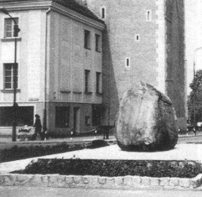 1990 fotografierte Karl Stahn den Stein am Pulverturm in Lubin