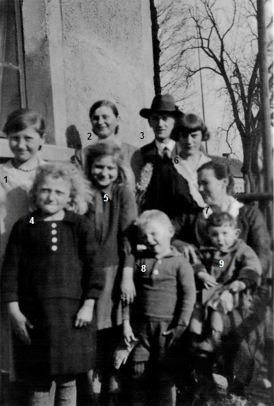  Martha Herzig, geb. Meike, meine Uroma mit ihren sieben Kindern und dem ersten Enkel um 1932