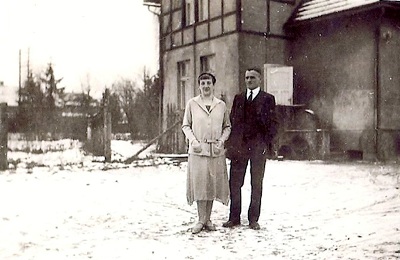 Hertha und Georg Paeßler 1930 auf ihrem Grundstück