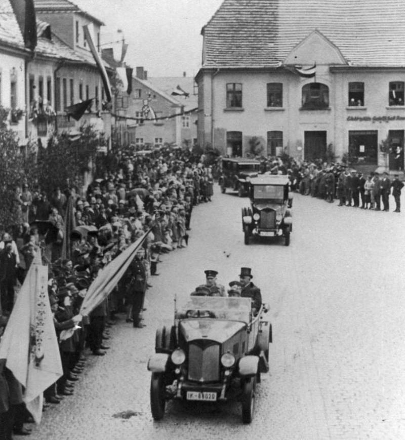 1928: Hindenburg fährt durch Raudten