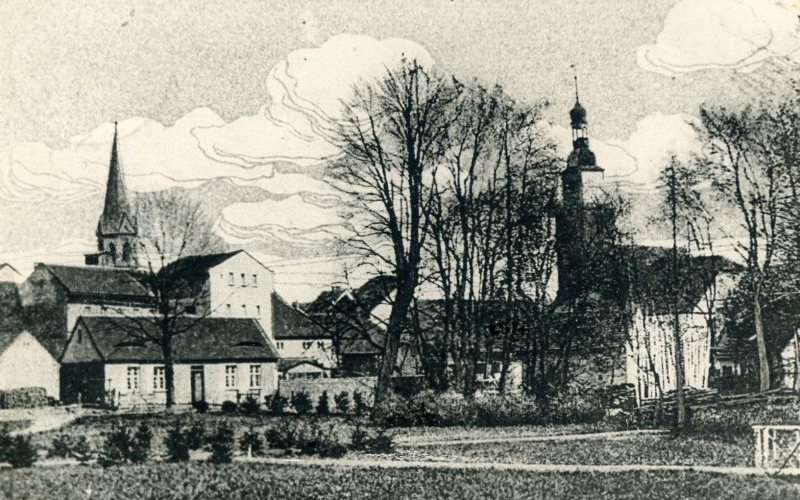 Raudten etwa von der Brodelwitzer Chaussee aus. Links katholische, rechts evangelische Kirche