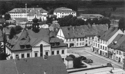 Der Ring in Rudna mit dem Haus Nr. 11, das heute nur noch Wohnhaus ist.