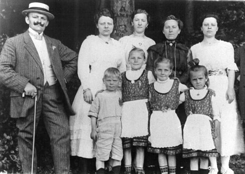 Max Vetterlein mit seiner Familie um 1920