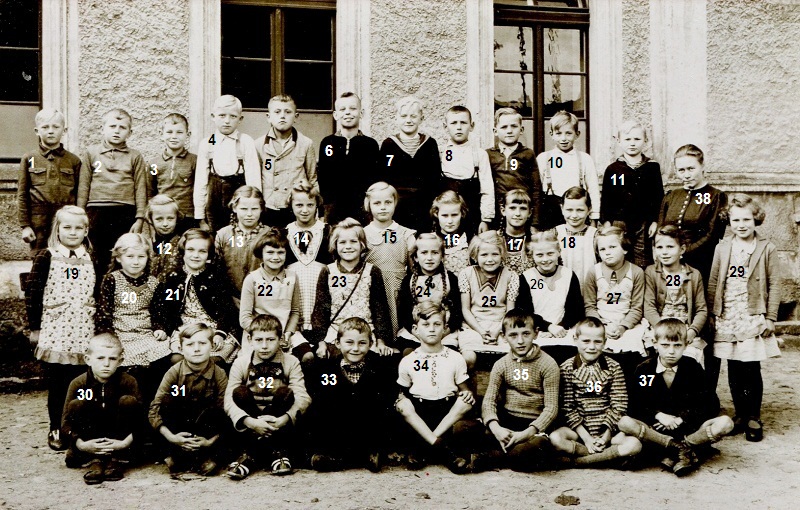 Volksschüler Seebnitz um 1941 mit Lehrerin Ruth Kambach geb. Pankotsch