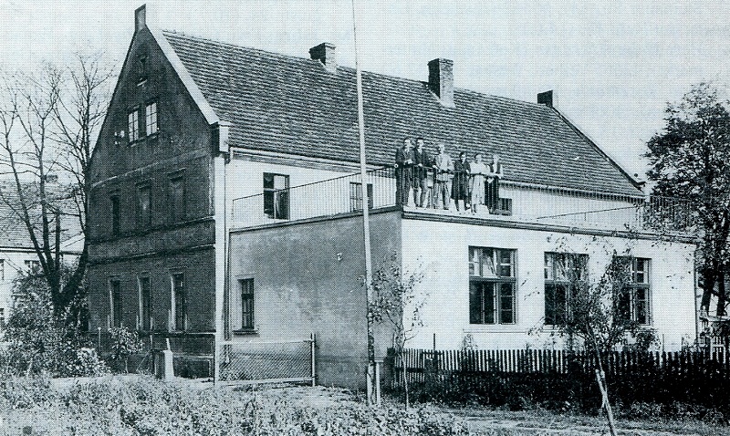 Schule in Seebnitz mit den Lehrern Fritz Tschöpel und Kurt Moll, Kantor Max Pankotsch und Tochter; Frau und Fräulein Strauß.